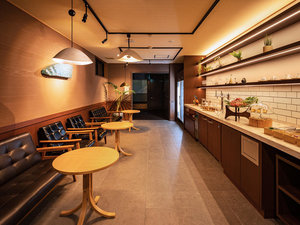 【別邸桜桃庵:専用プレミアムラウンジ】アルコール・フードなど、自由にお召し上がりいただけます。