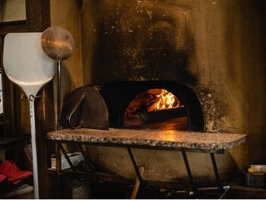 【レストラン】石窯で焼くピザはランチタイムで提供しています。チェックイン前後のお食事でご利用ください