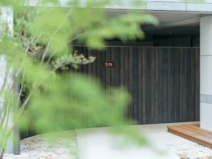 【fiore】庭◆日本の山野をイメージした庭を抜けてエントランスへ