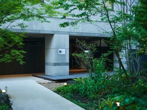 【fiore】庭◆日本の山野をイメージした庭を抜けてエントランスへ