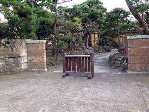 正門の車止め。こちらは駐車場ではありません。