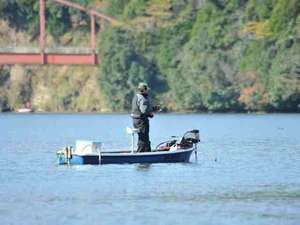 亀山湖は ブラックバスやヘラブナ釣りで有名なスポットです。ボートでデートもいかが?