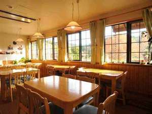 湖畔を見ながら朝食と夕食はこちらでどうぞ