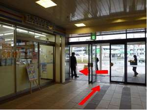 出口を出たら、左へお進み下さい。