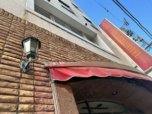 ���ӂɂ͋C�y�ɗ���������H�X��R���r�j�������Ă���̂ŁA�؍݂ɕ֗��ł�