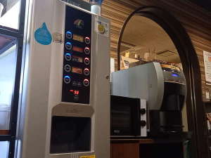 給茶機とドトールコーヒーマシン