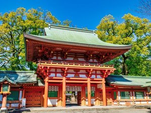 【当館から徒歩15分】武蔵国一宮で、開運や縁結びにご利益があると言われる古社「氷川神社」