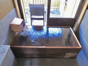通常のお部屋のお風呂は檜風呂の内湯になります。