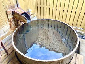 【1室限定】月崎唯一の半露天風呂です。お風呂は梅樽を使用しています。温泉は自慢の源泉掛け流しです。