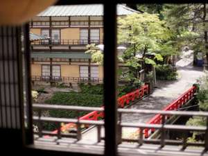 【群馬県指定重要文化財】本館2階の≪一の八通り≫赤い橋を望めます。