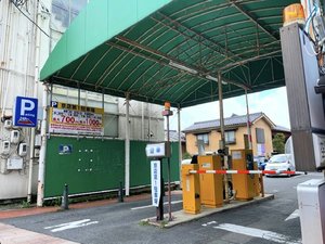 【京店第一駐車場】ホテル提携コインパーキング。(平面駐車場)入庫券を取って中へお入りください。