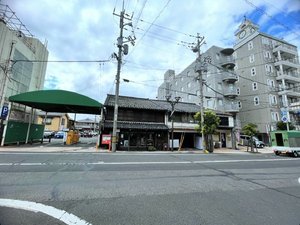 【提携コインパーキング】ホテルの左3軒隣にある「京店第一駐車場」16:00〜10:00/一泊1000円でご案内。