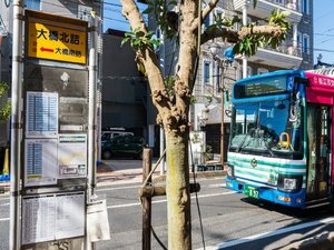 JR松江駅方面へのバス停「大橋北詰」は当館真ん前にあります。JR松江駅へも約6分でOKです!