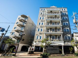 ファサード全景。向かって左がフロントがある本館、右が別館です。