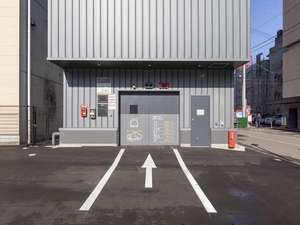 ・立体駐車場(34台)/平地駐車場(17台) ・1泊1台あたり1,300円(15:00-11:00)