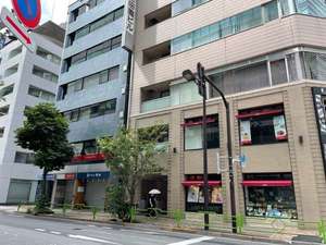 京橋方面からの場合、角の銀座通り口交差点を左に曲がり最初の角を右に入ると裏エントランスに着きます。