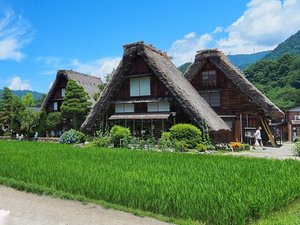 *世界遺産白川郷(当館より車で約2時間)