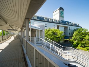 最寄駅から歩道橋を通って徒歩5分♪