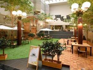 <太陽のひろば>吹き抜けの天井から光が差し込む解放的な空間