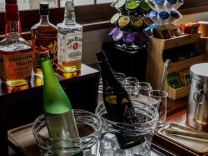 【湯上り処】厳選した地酒や琥珀色のウイスキー、季節の涼味をご用意。すべてお心尽くしの無料にて。