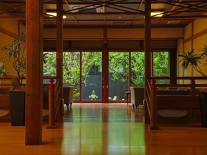 【ロビー】静寂と木のぬくもりが包むロビー