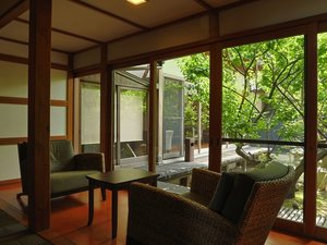 【中庭】廊下からの景色。新緑の青梅が中庭を鮮やかに彩る初夏