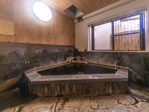 ・敷地内の共同浴場。源泉かけ流し温泉です 毎日清掃換水、定期的にレジオネラ検査を行っています