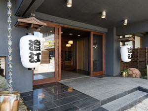 【施設外観】暖かみのある提灯でお出迎え致します。