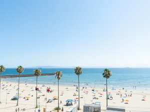 【内海海水浴場】客室から見る朝夕の美しさは格別です。