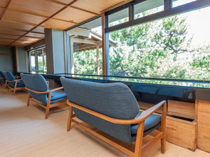 和庭園を眺めながら足湯に浸かってリラックス。