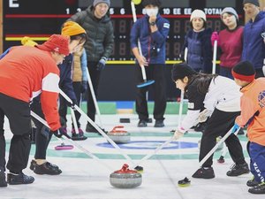 【カーリング体験】風越公園(車15分)でできます。お一人様2,420円〜レッスンやゲームを楽しめます。