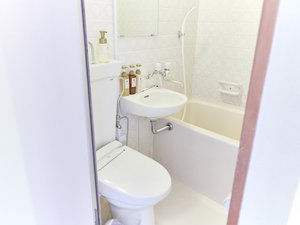 コンパクトなユニットバス。全室洗浄機能付トイレ完備。