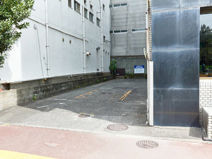 【ホテル駐車場入り口】お電話でのご予約をお願いいたします。