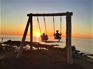 吾妻スタッフ手作りの木製ブランコで日本海に溶ける夕陽をお楽しみください