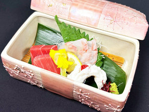 造り一例:錦江湾産季節の白身、奄美中トロ、天草沖鱧湯引き