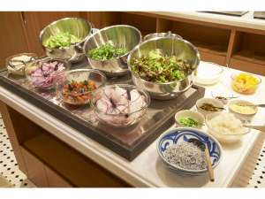 《朝食バイキング》　　　　湘南名物釜揚げしらすと旬のお野菜をたっぷりお召し上がりください！
