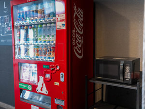 自動販売機と電子レンジは1階ロビーに設置してあります。