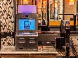 1秒チェックイン機:アパアプリでチェックインを行えばQRコードをかざすだけでチェックイン可能です。