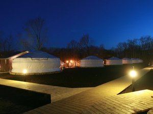 夜になると木道が照明に照らされ、モンゴルにいるかような幻想的な空間が広がります