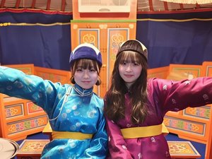 モンゴルの民族衣装“デール”を着て記念撮影☆