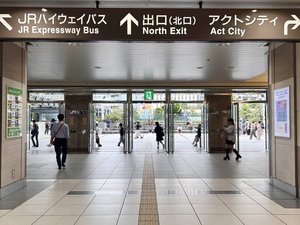 �@改札口を出ましたら駅構内の案内表示に従って「北口」の方向へお進みください