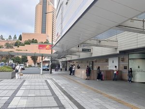�A北口を出ましたら右折し正面にアクトシティ浜松(高層ビル)が見える方面へ向かって直進します