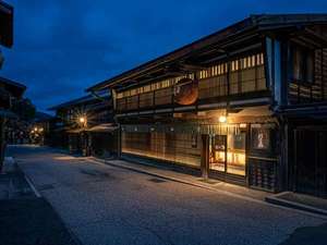 地域に眠る百の体験をお客様に届け、百年前の建築を未来に遺す宿。