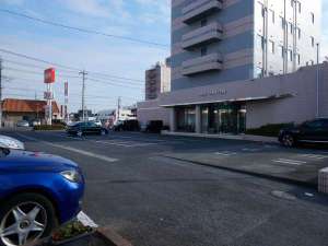 駐車場はホテル目の前にご用意がございます。