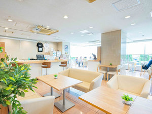道路向かいの別館の1階HUB's cafe夕方のフリービールとご朝食はこちらでご提供いたします。