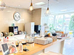 自慢の朝食は徒歩1分のホテルグリーンコア+1内1階「HUB'scafe」内にて 朝6時からオープン!