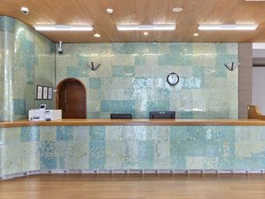 *【フロント】青を基調とした上品で落ち着きある受付。
