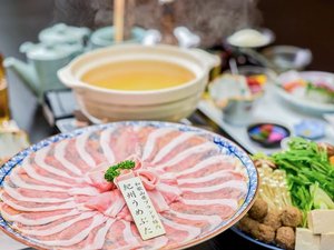 *【紀州うめぶたのしゃぶしゃぶ会席】薄切りの豚肉を出汁にくぐらせ、旨みとやわらかさを最大限に。