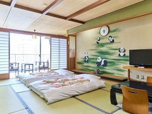 *【本館和室】10〜12畳の広さで、日本庭園または海を望む寛ぎの和室をご用意。