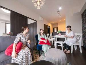 �yFlowery Room�z�t�H�g�W�F�j�b�N�ȕ����ŉ߂����f�G�Ȏ��Ԃ����y���݂��������B